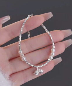 Vòng tay bạc Ngọc trai dịu dàng với thiết kế ngọc trai kết hợp charm xinh xắn, mang phong cách nhẹ nhàng, tinh tế. Chất liệu bền đẹp, chống xỉn, dễ phối đồ và phù hợp đeo hàng ngày hoặc làm quà tặng.