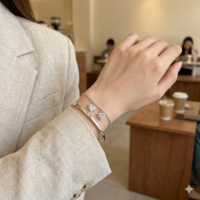 Hướng dẫn cách phối vòng tay bạc nữ sành điệu