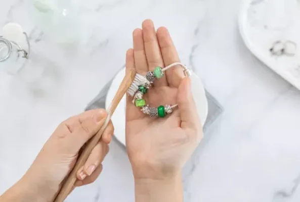 Cách vệ sinh vòng tay bạc nhanh chóng và an toàn.